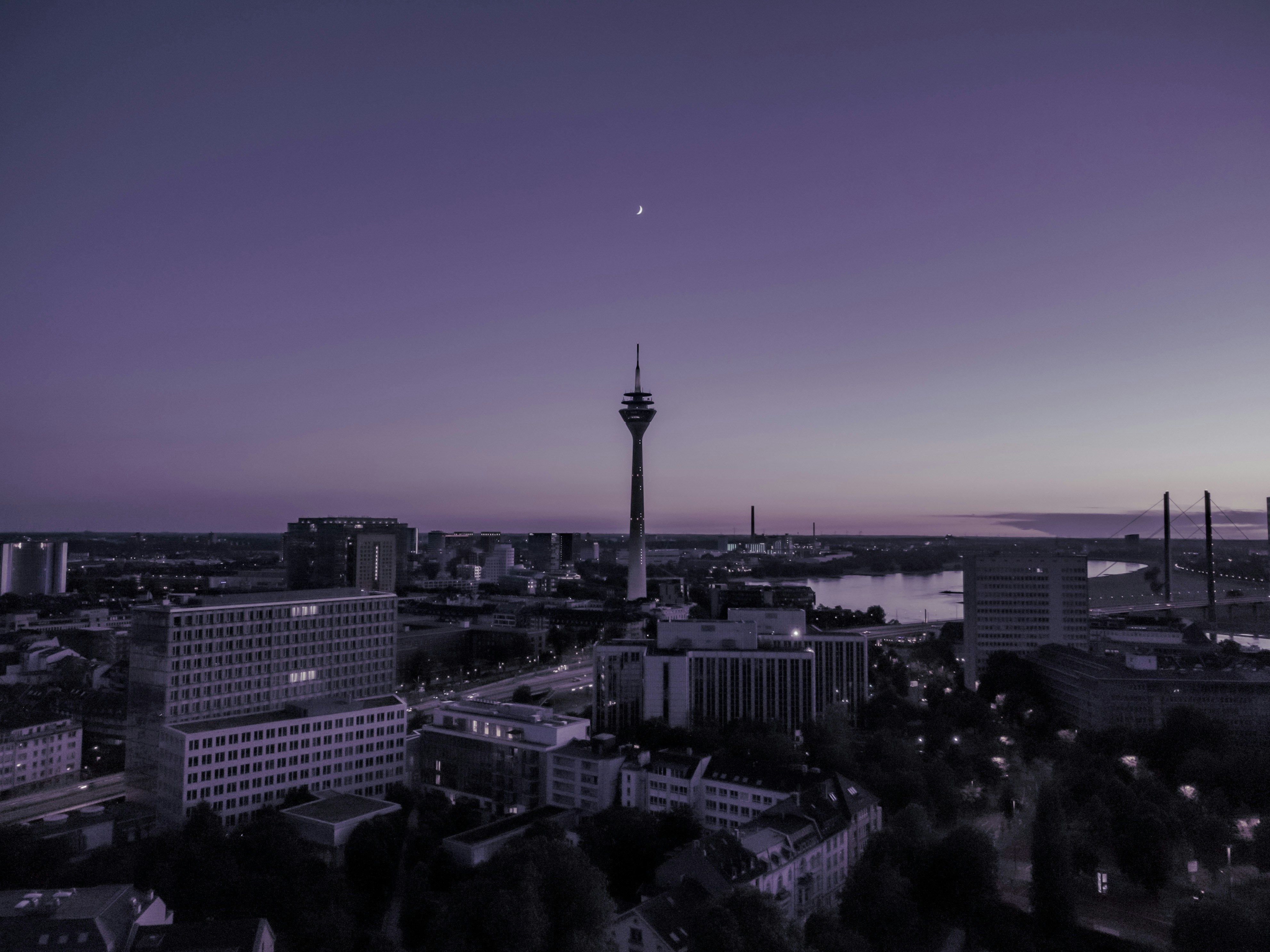 Cleaner in Düsseldorf using a laptop to book on CleanPrimeTime